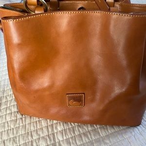 Dooney and Bourke Natural Barlow